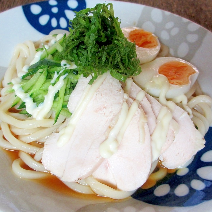 鶏ハムとキュウリのサラダうどん